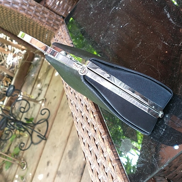 Kisslock Black tie Handbag - Picture 7 of 7